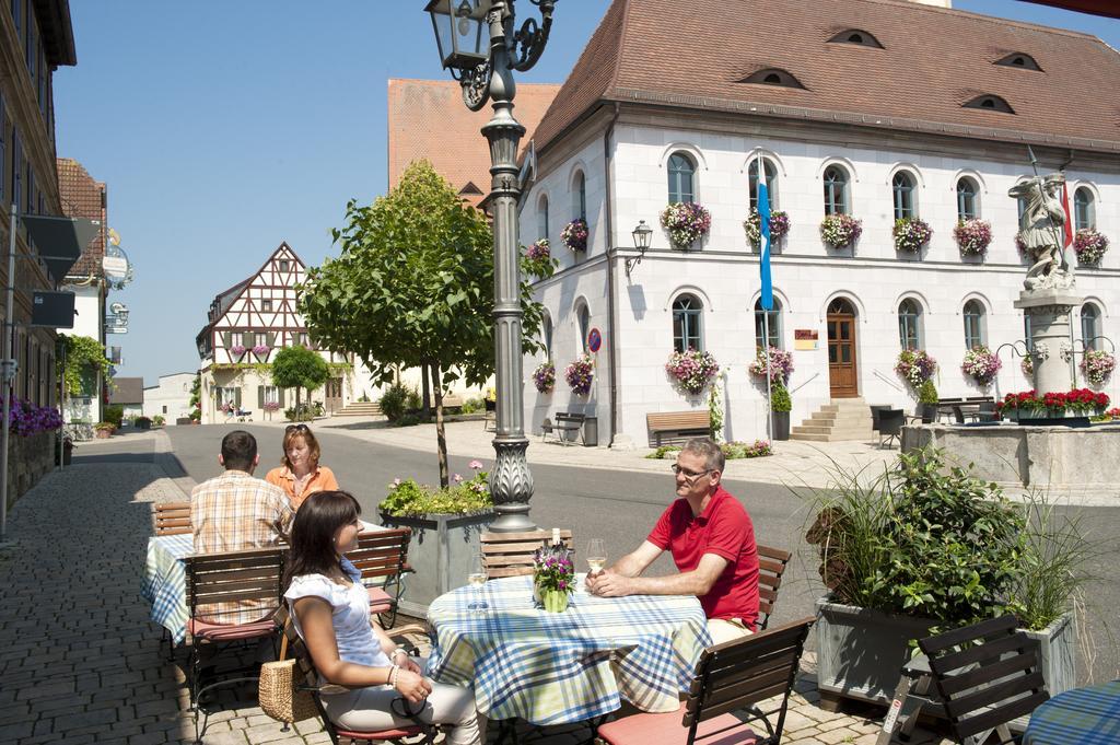 Hotel Schwarzes Ross Schwarzach am Main Bagian luar foto