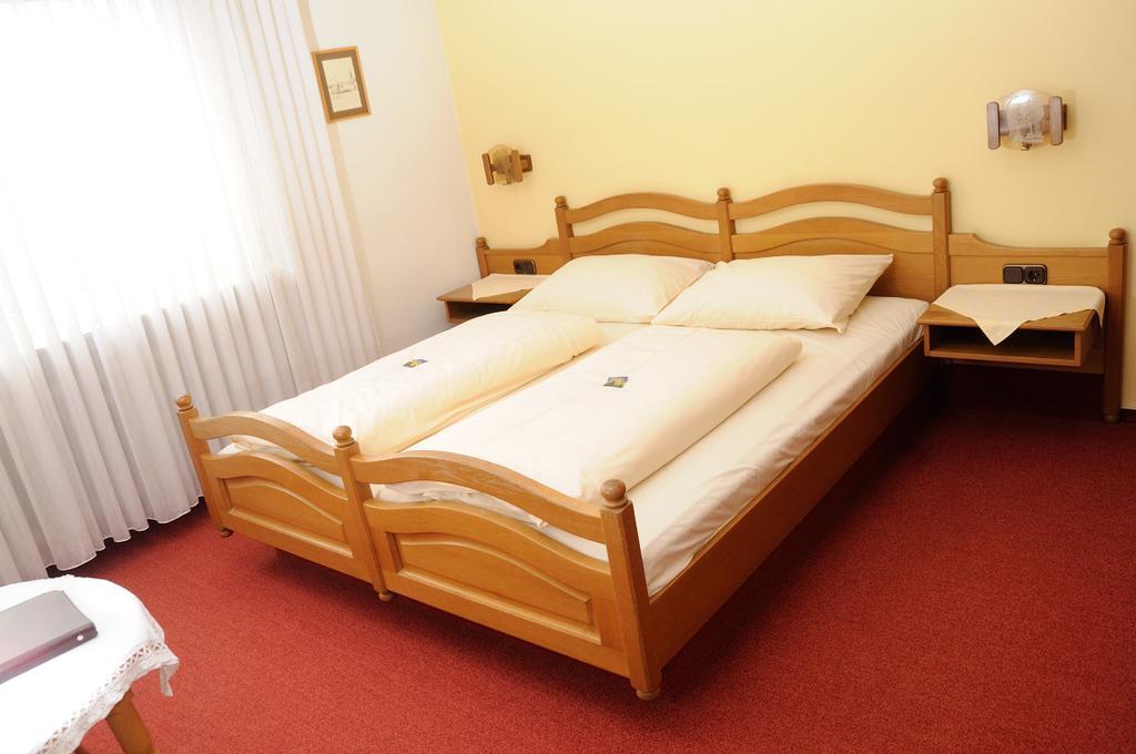 Hotel Schwarzes Ross Schwarzach am Main Bagian luar foto